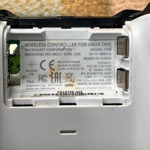 Slightly Scuffed Xbox One Wireless White Controller - Picture 4 of 6